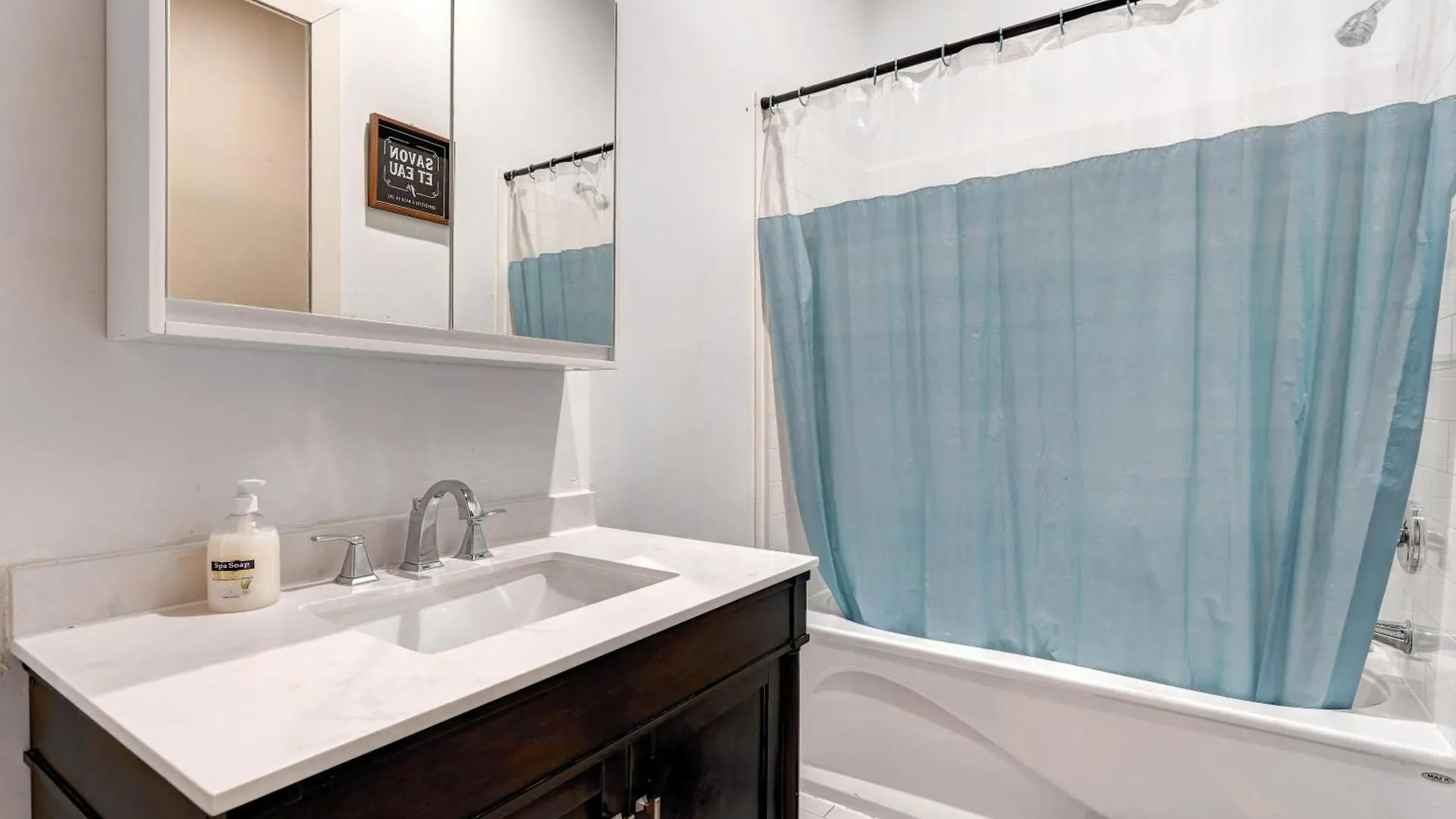 #2 - Big Loft - Plaza St-Hubert Apartment Montreal